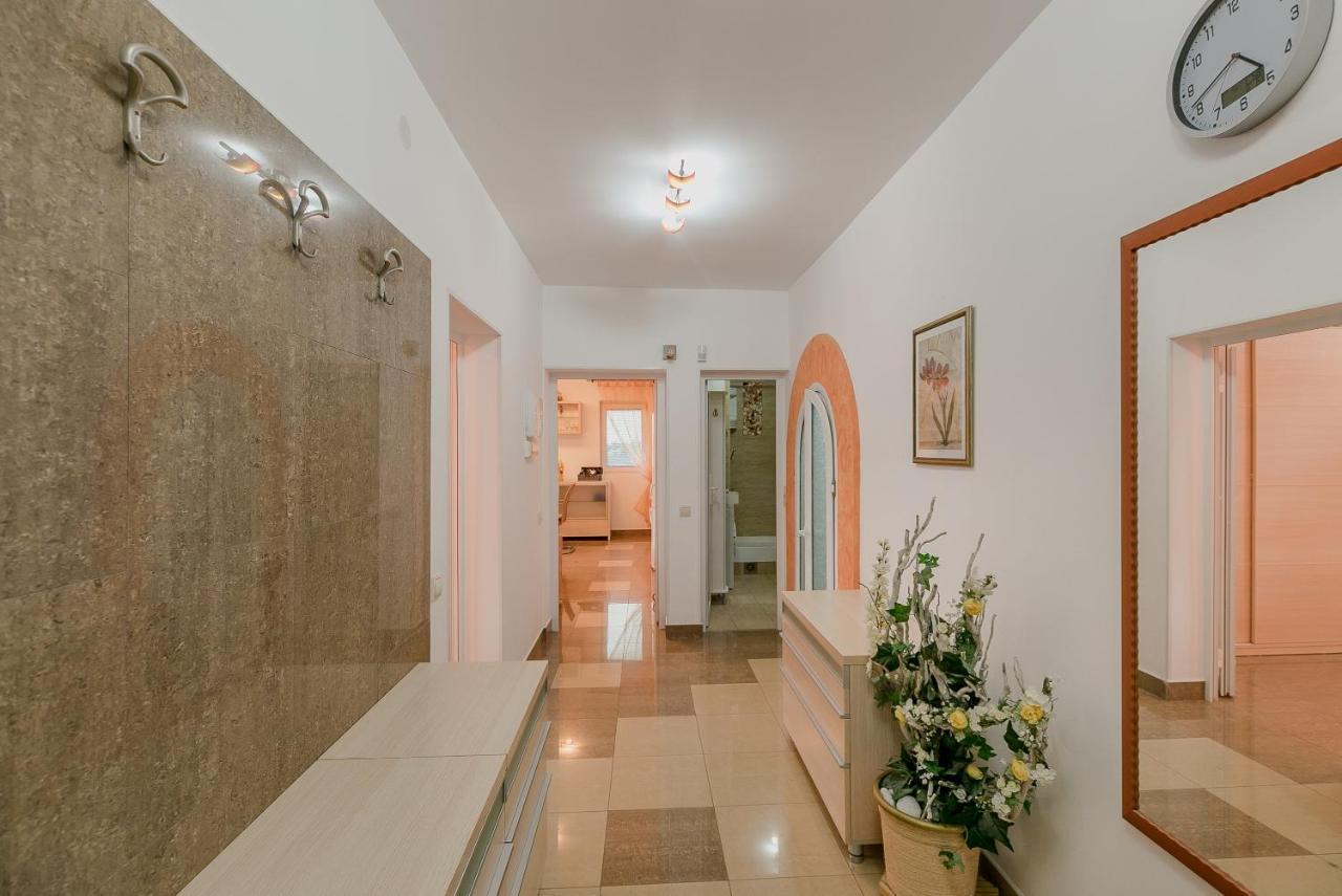 Palm Point Apartment *